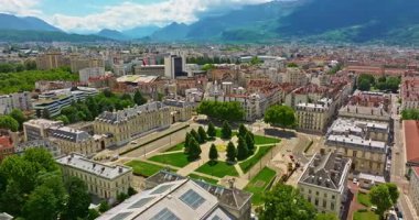 Grenoble 'ın havadan görünüşü. Isere nehrinin panoramik manzarası, şehir manzarası, yaz mevsiminde Fransız Alplerinde dağlar.