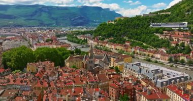 Grenoble 'ın havadan görünüşü. Isere nehrinin panoramik manzarası, şehir manzarası, yaz mevsiminde Fransız Alplerinde dağlar.