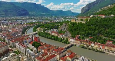 Grenoble 'ın havadan görünüşü. Isere nehrinin panoramik manzarası, şehir manzarası, yaz mevsiminde Fransız Alplerinde dağlar.