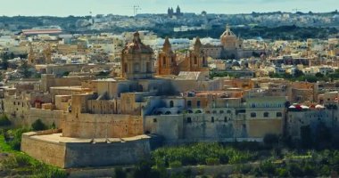 Mdina 'nın havadan görünüşü. Yüzyılların tarihi ve Malta 'nın çarpıcı manzaralı güzel tarihi bir şehir..