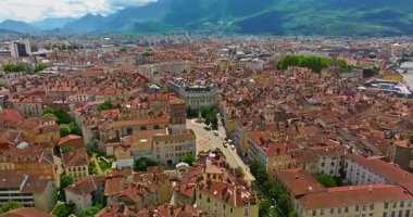 Grenoble 'ın havadan görünüşü. Isere nehrinin panoramik manzarası, şehir manzarası, yaz mevsiminde Fransız Alplerinde dağlar.