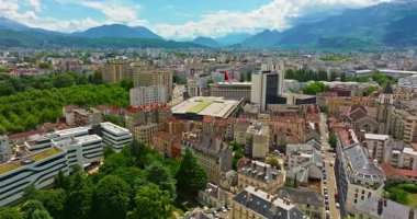 Grenoble 'ın havadan görünüşü. Isere nehrinin panoramik manzarası, şehir manzarası, yaz mevsiminde Fransız Alplerinde dağlar.