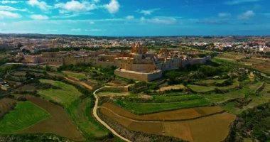 Mdina 'nın havadan görünüşü. Yüzyılların tarihi ve Malta 'nın çarpıcı manzaralı güzel tarihi bir şehir..