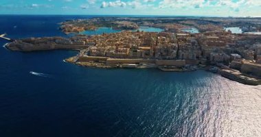 Valletta 'nın eski şehir merkezinin, Carmel Dağı' nın Leydisi Bazilikası 'nın inanılmaz manzarası..