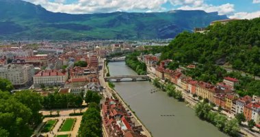 Grenoble 'ın havadan görünüşü. Isere nehrinin panoramik manzarası, şehir manzarası, yaz mevsiminde Fransız Alplerinde dağlar.