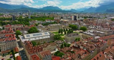 Grenoble 'ın havadan görünüşü. Isere nehrinin panoramik manzarası, şehir manzarası, yaz mevsiminde Fransız Alplerinde dağlar.