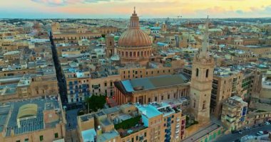 Valletta 'nın eski şehir merkezinin, Carmel Dağı' nın Leydisi Bazilikası 'nın inanılmaz manzarası..
