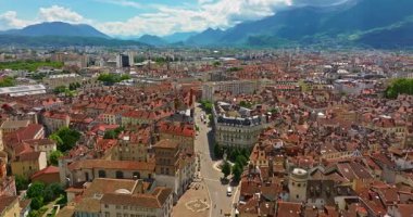Grenoble 'ın havadan görünüşü. Isere nehrinin panoramik manzarası, şehir manzarası, yaz mevsiminde Fransız Alplerinde dağlar.