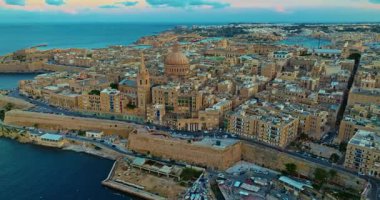 Valletta 'nın eski şehir merkezinin, Carmel Dağı' nın Leydisi Bazilikası 'nın inanılmaz manzarası..