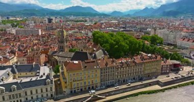 Grenoble 'ın havadan görünüşü. Isere nehrinin panoramik manzarası, şehir manzarası, yaz mevsiminde Fransız Alplerinde dağlar.