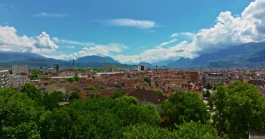 Grenoble 'ın havadan görünüşü. Isere nehrinin panoramik manzarası, şehir manzarası, yaz mevsiminde Fransız Alplerinde dağlar.