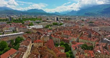 Grenoble 'ın havadan görünüşü. Isere nehrinin panoramik manzarası, şehir manzarası, yaz mevsiminde Fransız Alplerinde dağlar.