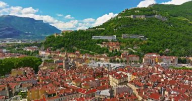 Grenoble 'ın havadan görünüşü. Isere nehrinin panoramik manzarası, şehir manzarası, yaz mevsiminde Fransız Alplerinde dağlar.