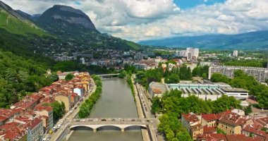 Grenoble 'ın havadan görünüşü. Isere nehrinin panoramik manzarası, şehir manzarası, yaz mevsiminde Fransız Alplerinde dağlar.