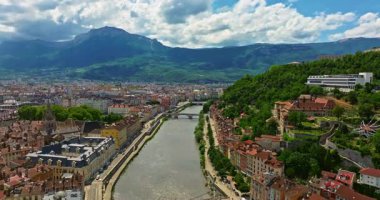 Grenoble 'ın havadan görünüşü. Isere nehrinin panoramik manzarası, şehir manzarası, yaz mevsiminde Fransız Alplerinde dağlar.