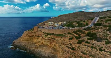 Malta 'daki Blue Grotto' nun havadan görünüşü. Kayadaki doğal pencere. Adalardan biri..