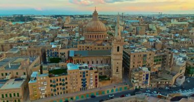 Valletta 'nın eski şehir merkezinin, Carmel Dağı' nın Leydisi Bazilikası 'nın inanılmaz manzarası..
