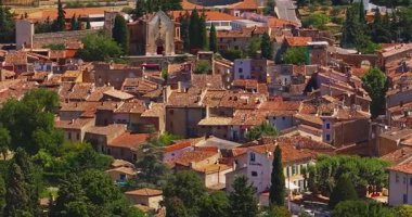 Geleneksel mimarisi olan Fransa 'nın Provence kentindeki antik, otantik Aups kasabası..