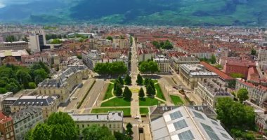 Grenoble 'ın havadan görünüşü. Isere nehrinin panoramik manzarası, şehir manzarası, yaz mevsiminde Fransız Alplerinde dağlar.