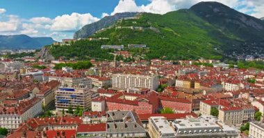 Grenoble 'ın havadan görünüşü. Isere nehrinin panoramik manzarası, şehir manzarası, yaz mevsiminde Fransız Alplerinde dağlar.