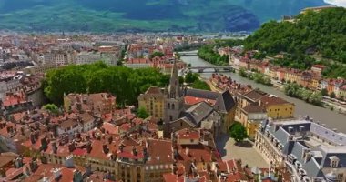 Grenoble 'ın havadan görünüşü. Isere nehrinin panoramik manzarası, şehir manzarası, yaz mevsiminde Fransız Alplerinde dağlar.