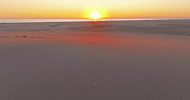 Güneş batarken kumsalın manzarası le Grau du Roi, Port Camargue ve sahil, Espiguette, Gard, Güney Fransa