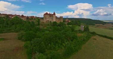 Burgundy Fransa 'daki Chateauneuf Şatosu' na tepeden bakan hava manzarası.
