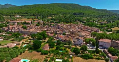 Geleneksel mimarisi olan Fransa 'nın Provence kentindeki antik, otantik Aups kasabası..