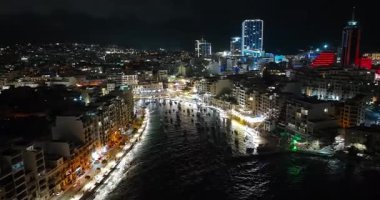 Paceville, St. Julians şehrinin gece görüşü. Malta. Hiperlapse.