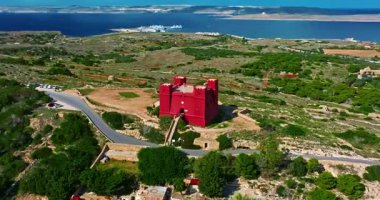 Aziz Agathas Kulesi 'nin havadan görünüşü, Malta' daki Kızıl Kule.