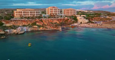 Malta adasındaki turistik dairelerin havadan görünüşü. Adadaki konut piyasası ve turist konutlarının inşası.