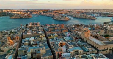 Gün batımında Malta 'daki Valletta' nın eski kasabasının hava manzarası. Valletta eski şehri üzerinde uçuyor, Malta.