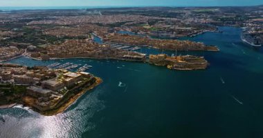 Malta adasındaki turistik dairelerin havadan görünüşü. Adadaki konut piyasası ve turist konutlarının inşası.