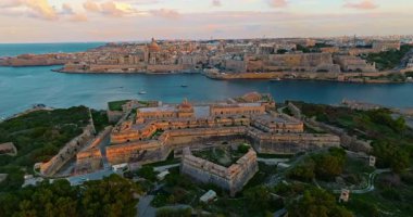 Gün batımında Valletta yakınlarındaki Manoel Adası 'nın havadan görüntüsü. Akdeniz, Malta adası.