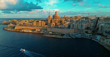 Valletta 'nın eski şehir merkezinin, Carmel Dağı' nın Leydisi Bazilikası 'nın inanılmaz manzarası..