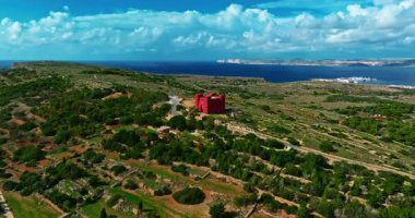 Aziz Agathas Kulesi 'nin havadan görünüşü, Malta' daki Kızıl Kule.