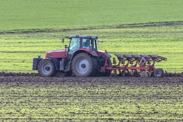 Tracteur Labourant Sol Arable Sombre Fort — Photo