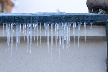 En derin Bavyera ormanında kışın buz saçakları