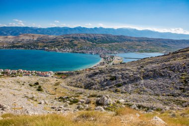Pag Adası 'ndaki Pag kasabasının tuz gölleri manzarası.
