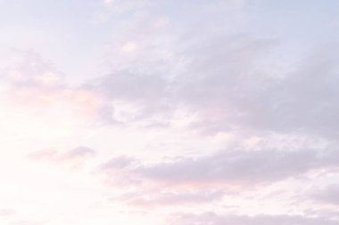 Gün batımında gökyüzünde pembe bulutlar