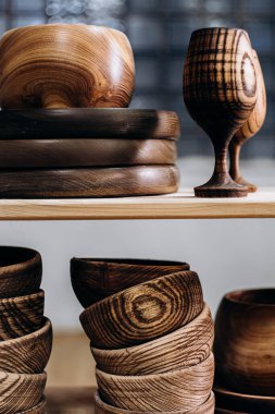 El yapımı ahşap sofra takımı rafta duruyor.