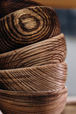 El yapımı ahşap sofra takımı rafta duruyor.