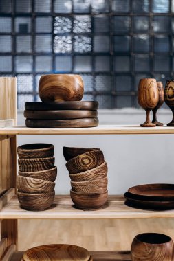 El yapımı ahşap sofra takımı rafta duruyor.