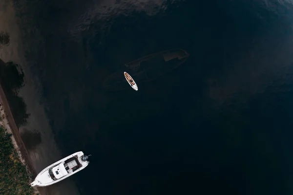 Vista Aérea Drone Para Barco Lago Uma Menina Stand Remo — Fotografia de Stock