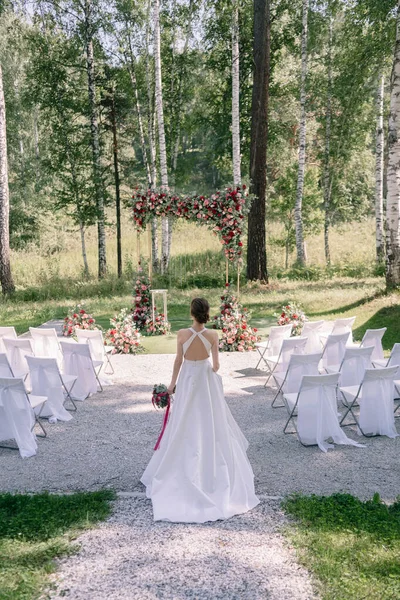 Braut Brautkleid Mit Blumenstrauß Geht Zur Hochzeitszeremonie — Stockfoto