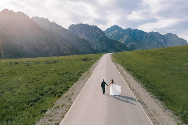 Drone Vista Una Pareja Boda Camino Entre Las Montañas —  Fotos de Stock