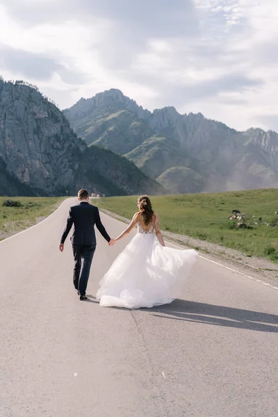 Drohnenblick Eines Hochzeitspaares Auf Der Straße Zwischen Den Bergen — Stockfoto