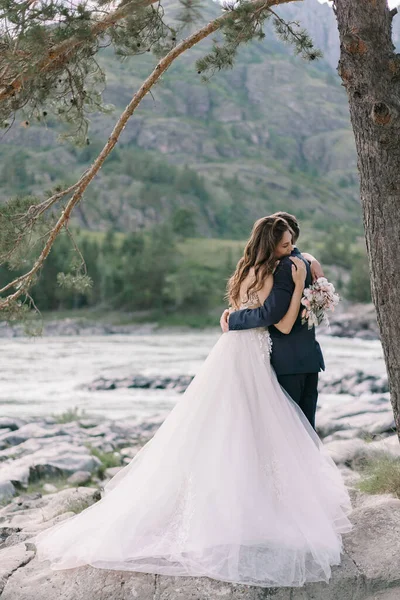 Recién Casados Abrazan Fondo Del Río Las Montañas — Foto de Stock