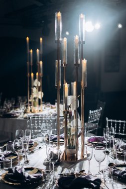 Gözlüklü ve mumlu resmi düğün masası.