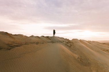 Kumullarda birbirine aşık bir çiftin uzaktan görüntüsü.